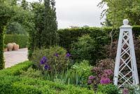 Supports de plantes en bois peint dans le jardin parterre d'été. Mitton Manor, Staffordshire.