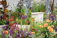 Pavage circulaire blanc et banquettes avec plantation résistante à la sécheresse à New Horizons, jardin de la ville, RHS Hampton Court Flower Show, 2016