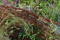 Une haie blanchie en osier de saule, The Normandy 1066 Medieval Garden, RHS Hampton Court Flower Show en 2016. Conçu par Stéphane Marie, Alexandre Thomas