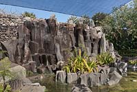Cascade et rocaille créées à partir de roches volcaniques - Palmetum de Santa Cruz de Tenerife, Îles Canaries