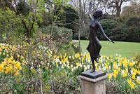 Tulipa 'Westpoint et Tulipa' Moonlight Girl ', Tulipa' Maja ', Tulipa' Golden Oxford 'avec la sculpture' Little Dancer 'de Mary Cox dans The Golden Beds'