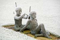 Sculpture en bronze d'enfants jouant aux squaws amérindiens