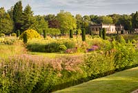 Une vue sur le jardin italien à Trentham Gardens, Staffordshire - conçu par Tom Stuart-Smith. Sur la photo juste après l'aube en été, la plantation comprend du Veronicastrum, des lauriers portugais coupés, des ifs irlandais fastigés, des géraniums et des Salvias