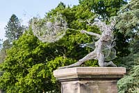 Une fée grandeur nature, appelée 'Wishes' se dresse sur un socle au bord du lac à Trentham Gardens, Staffordshire. il commémore les dix premières années de la régénération du jardin. L'œuvre a été créée par Robin Wight à partir de fil d'acier galvanisé et inoxydable