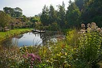 Vue de la jetée sur l'étang à Norwell Nurseries, Nottinghamshire fin septembre.