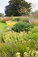 Le labyrinthe floral à Trentham Gardens, Staffordshire, conçu par Piet Oudolf. Photographié en été, la plantation comprend Sedum, Veronicastrum, Solidago, Persicaria et Stipa giganea