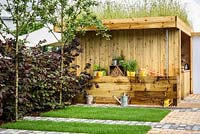 Hangar en bois dans le jardin communautaire Health for Life. Best In Show: OR. BBC Gardeners World Live 2016. Concepteur: Owen Morgan. RHS Flower Show Birmingham