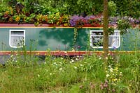 Déplacement du jardin sur le toit du bateau étroit dans le Canal Boat Garden, BBC Gardeners World Live 2016, concepteur: Paul Stone. RHS Flower Show Birmingham
