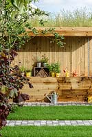 Hangar en bois dans le jardin communautaire Health for Life. Best In Show: OR. BBC Gardeners World Live 2016. Concepteur: Owen Morgan. RHS Flower Show Birmingham