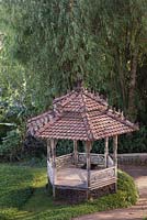 Pavillon hexagonal dans un jardin tropical - Java, Indonésie