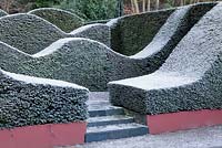 Le jardin de haies. Taxus baccata. Veddw House Garden, Devauden, Monmouthshire, Pays de Galles. ROYAUME-UNI. Jardin conçu et créé par Anne Wareham et Charles Hawes. Janvier.