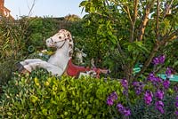 Cheval à bascule - Jardin en bois flotté en mai
