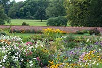 Le jardin clos à Kelmarsh Hall planté de parterres de fleurs colorés de fin d'été, notamment Dahlia, Cosmos et Rudbeckia. Les parterres sont à leur apogée en septembre pour le festival du Dahlia.