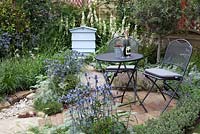Coin salon et ruche dans le jardin de la sécheresse au RHS Hampton Court Palace Flower Show 2016