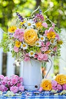 Cruche de fleurs sauvages. Salvia, Silene vulgaris - Campion de la vessie, œil de boeuf jaune, marguerites, Alchemilla.