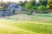 Vue depuis la partie la plus élevée du jardin avec les montagnes de Wicklow au-delà.