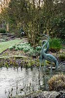 Une paire de grues ornementales dans l'étang à Windy Ridge, Little Wenlock, Shropshire, Royaume-Uni
