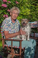 Portrait de Geoff Stonebanks de Driftwood garden et son chien terrier