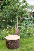 Sculpture de siège en saule par Tom Hare - Blind Veterens UK: c'est tout sur le jardin communautaire, RHS Hampton Court Palace Flower Show 2017