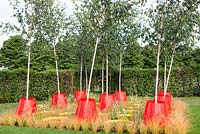 Betula utilis var. Jacquemontii en jardinières à pendule rouge Kinetica, RHS Hampton Court Palace Flower Show 2017