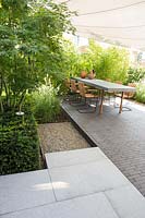 Petit jardin de ville avec terrasse contemporaine, voile de soleil et Acer