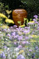Salon des fleurs de Hampton Court, 2017. Jardin 'World of Discovery' de Viking Cruises, des. Paul Hervey-Brookes Grand pot d'urne comme point focal dans le jardin de la cour