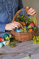 Placer les oeufs de Pâques teints décorés dans le panier