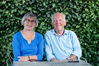 John et Sue Wright assis dans le Gazebo. Hill House, Glascoed, Monmouthshire, Pays de Galles.