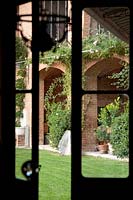 Jardin vu à travers les portes françaises. Govone. Projet de jardin par Anna Regge. Piémont, Italie.