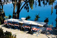 Coin salon avec vue sur la mer Ligure. Maison et jardin Carlo Maggia. Mortola. Italie