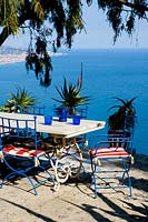 Coin salon avec vue sur la mer de Ligurie. Maison et jardin Carlo Maggia. Mortola. Italie