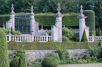 Portes et terrasse en fer du 17e siècle au château de Brecy, Normandie, France