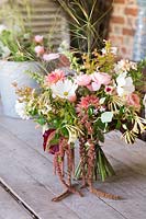 Arrangement floral avec Amaranthus, Cosmos, Dahlia, Roses et feuillage