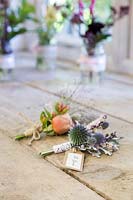 Arrangements de boutonnière à nageoires avec étiquettes