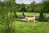 Topiaire coupé officiel et vache modèle dorée peinte à la main - Découvrez Peak District et le jardin du Derbyshire - RHS Chatsworth Flower Show 2017 - Designer: Lee Bestall MSGD - Constructeur: JPH Landscapes