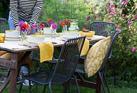 Préparer une table d'extérieur pour une fête d'été