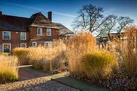 Les herbes en hiver à Bury Court Gardens, Hampshire, Royaume-Uni. Conçu par Christopher Bradley-Hole.