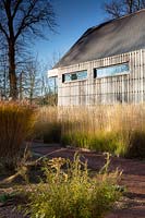 Le jardin avant en hiver à Bury Court Gardens, Hampshire. Conçu par Christopher Bradley-Hole.