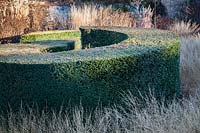 If en forme de spirale à Bury Court Gardens, Hampshire, Royaume-Uni. Conçu par Piet Oudolf.