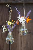 Vase suspendu fait maison fabriqué à partir d'une ampoule - accrochez deux ou plusieurs vases ensemble pour un joli affichage