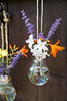Vase suspendu fait maison fabriqué à partir d'une ampoule - accrochez deux ou plusieurs vases ensemble pour un joli affichage
