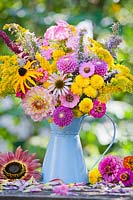 Cruche de fleurs d'été avec Zinnia, Persicaria amplexicaulis, Agastache rugosa, Dahlias, Amaranthus, Helianthus, Verbena bonariensis, Phlox paniculata, Rudbeckia 'Goldsturm', Solidago, Chrysanthemum, tournesol, coneflower.