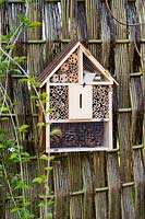 Panneau de clôture en osier tressé avec maison d'insectes. Un espace paisible, concepteur: Westbourne School, RHS Cardiff Show 2017