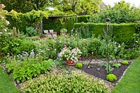 Plantation mixte de légumes et de fleurs - Jardin Hetty van Baalen, Pays-Bas