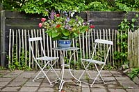 Affichage floral de fleurs au début de l'été sur la table. Jardin Hetty van Baalen, Pays-Bas