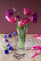 Arrangement de fleurs de printemps avec une sélection de tulipes et d'anémones violettes