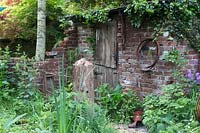 Le World Horse Welfare Garden, abri délabré à l'arrière du jardin avec des plantations de fleurs sauvages, y compris l'aîné, Linaria purpurea, le plantain, le lierre sur le toit, la roquette et les orties. RHS Chelsea Flower Show 2017