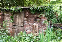 Le jardin mondial du bien-être des chevaux. Écurie abandonnée avec le lierre de plus en plus, le World Horse Welfare Garden, RHS Chelsea Flower Show 2017