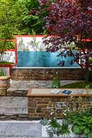 Jardin en terrasses japonais avec une plantation d'ombre luxuriante, y compris Acer 'Fireglow', hostas, fougères, hortensia et Heuchera sanguinea 'Alba' - Hagakure - Feuilles cachées - RHS Chelsea Flower Show 2017