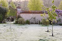 Un banc Lutyens sur une pelouse givrée un matin d'avril à Heale House, Middle Woodford, Wiltshire